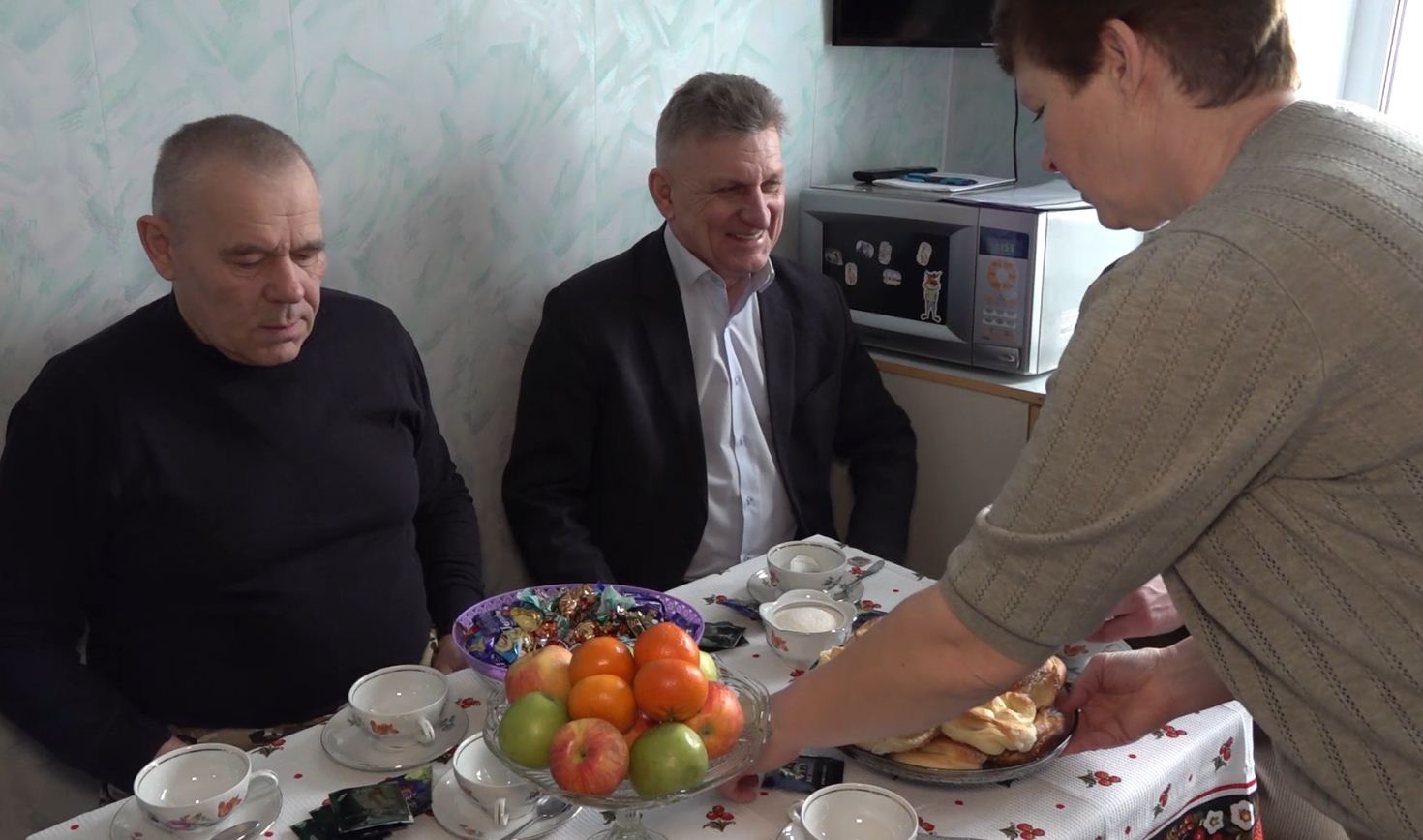 Семья Вениных с документами на дом в деревне Степаньково