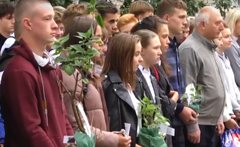 В Муромском педагогическом колледже, в торжественной обстановке, высадили саженцы сирени лучших видов, созданных российскими селекционерами. Сорта декоративных кустарников названы в честь героев Великой Отечественной войны