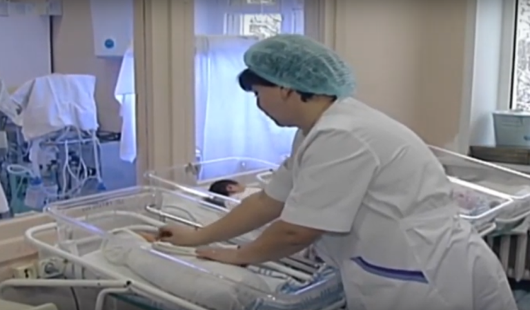 Пандемия коснулась и деятельности родильных домов. Теперь перед госпитализацией роженицы 33-его региона должны сдавать обязательный тест на коронавирус