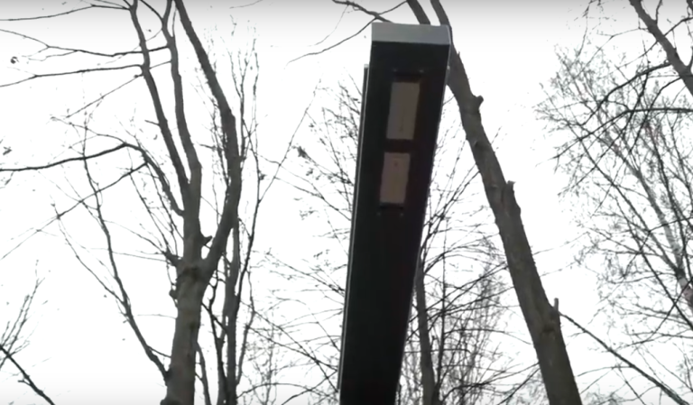 В строящемся парке 30 лет Победы городские службы завершают установку оригинальных светильников.
