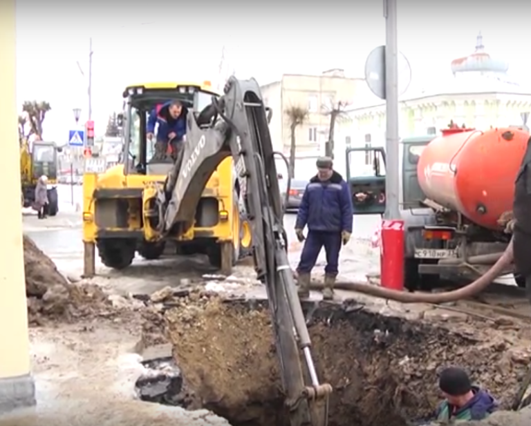 Дело — труба. Городские коммунальные службы ликвидируют последствия коммунальной аварии на улице Московской