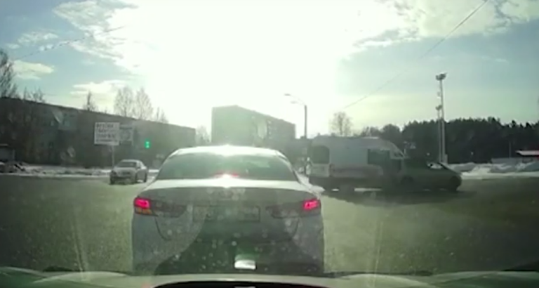 Ехала на вызов, попала в аварию