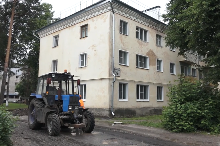 Одновременно с ремонтом дорог, проводится и благоустройство дворовых площадок