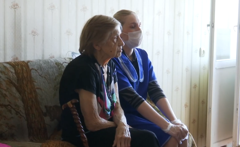 Человек, который рядом… Сегодня поздравляют тех, кто всегда готов придти на помощь ближнему — соцработников