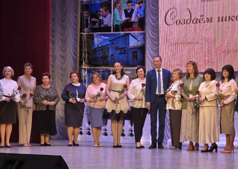 Подвели итоги, наметили планы и наградили лучших: окружная августовская педконференция
